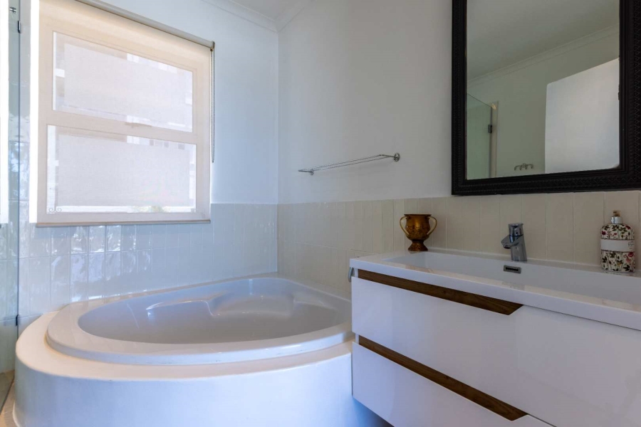 To Let 4 Bedroom Property for Rent in Fresnaye Western Cape